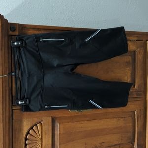 Crop pants with zippered pocket and reflective details